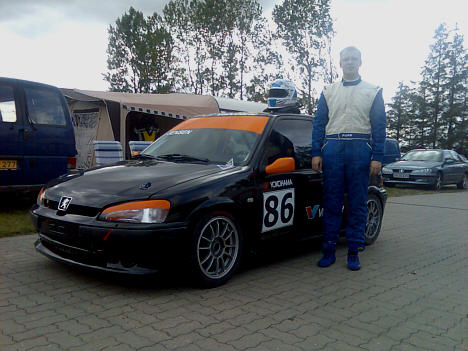 Ligesom sidste år, bliver det med nummer 86 på siden af bilen. Dog i Suzuki Swift Sport i modsætning til Peugeot 106GTI.